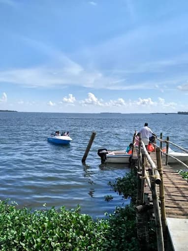 indraprastham houseboat, kerala view 4
