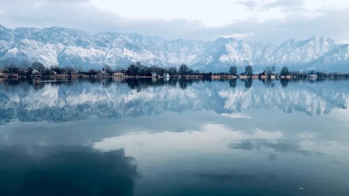 Monarch Group Of Houseboats Srinagar/Houseboat view 2