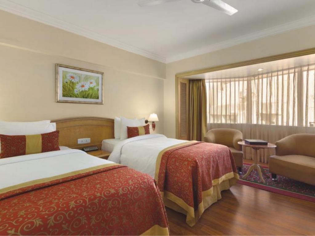 Ramada Plaza by Wyndham Palm Grove view 2